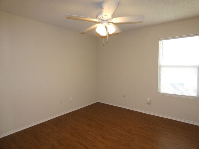 Foto del edificio - 6920 Meadow Way Ln