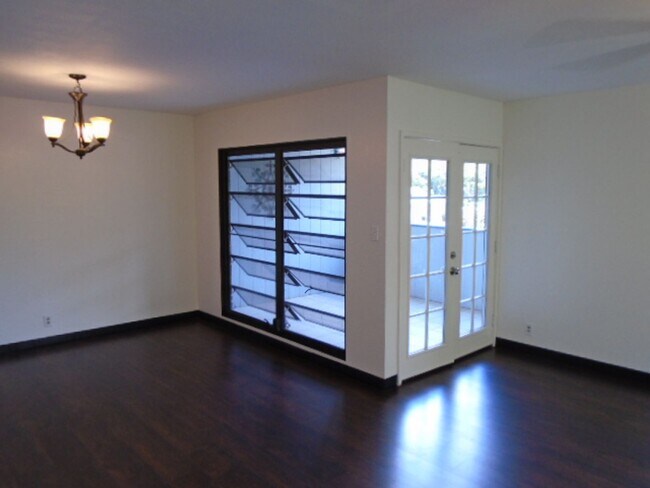 Building Photo - 3br/2.5ba w/4th room option & fenced yard!...