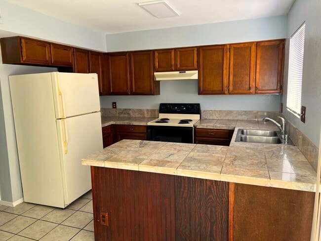 Building Photo - AFFORDABLE TOWNHOME IN TEMPE!!