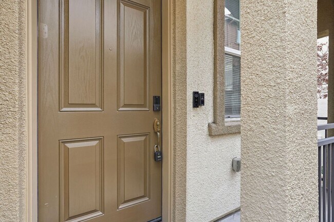 Foto del edificio - Spacious 2BR/2BA End-Unit Condo for rent in Warm Springs – Montebello Community