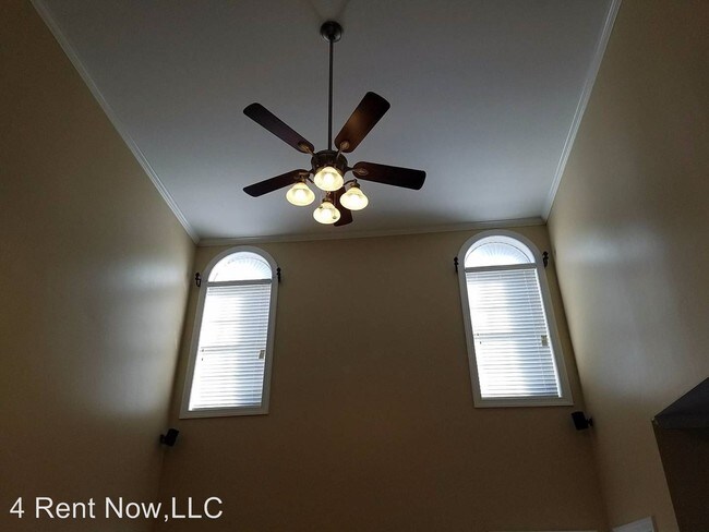 Building Photo - 206 Leaning Pine Cir