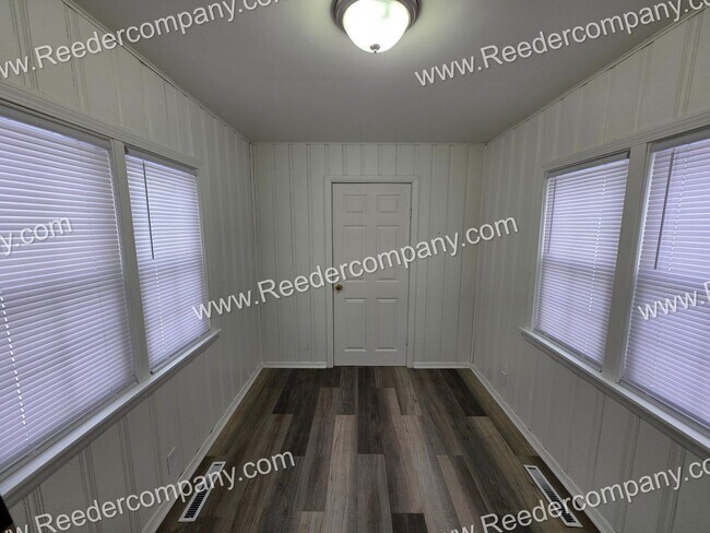 Foto del edificio - Large 4 bedroom 2 bathroom house