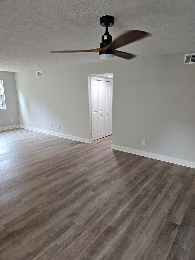 Foto principal - Available NOW. COMPLETELY RENOVATED. Minut...