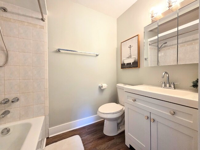 Foto del edificio - 1025 Rosewood Dr