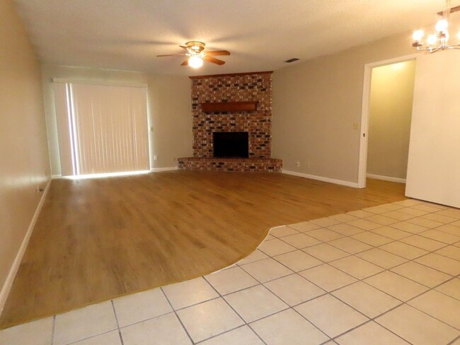 Building Photo - South Tyler! Spacious 3 Bedroom Duplex w/G...