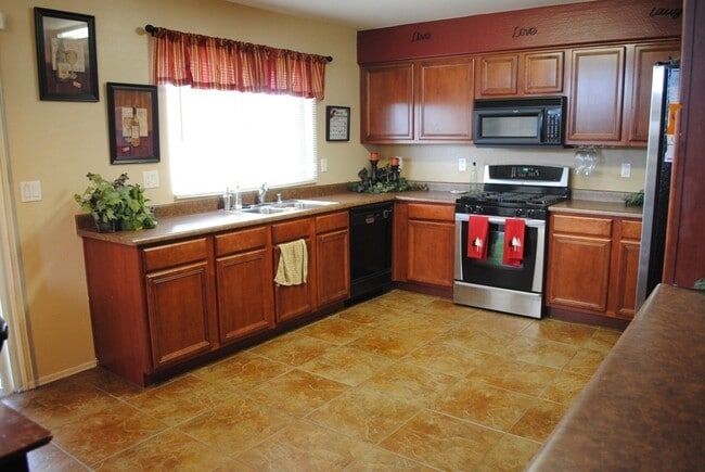 Building Photo - Charming 4 Bed 3 Bath Laveen Home !!