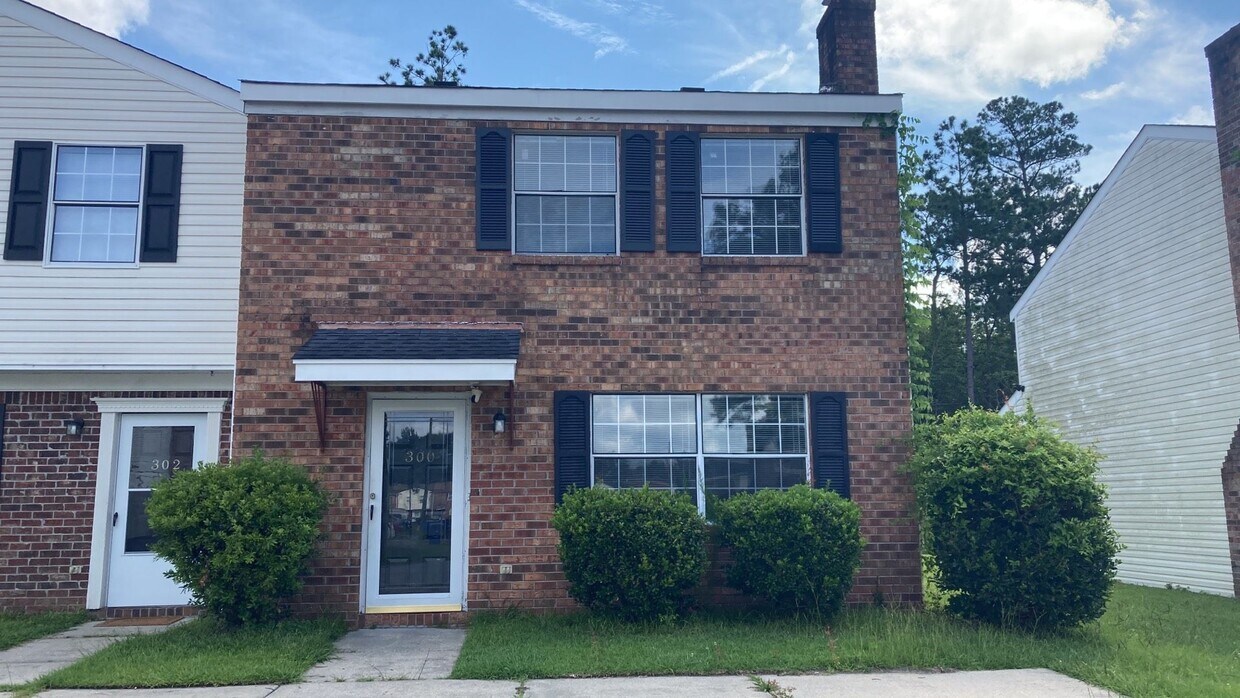 300 Myrtlewood Cir, Jacksonville, NC 28546 House Rental in