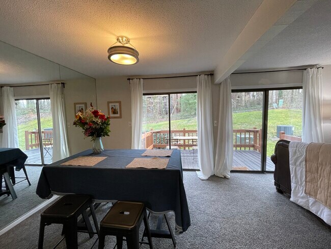 Building Photo - 204 Lamplighter Cir