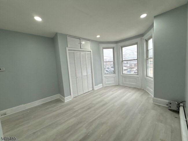 Foto del edificio - 437 Morrissee Ave