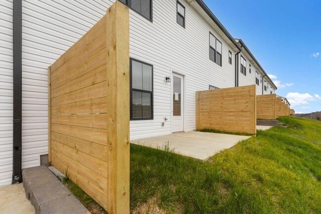Building Photo - Modern 3-Bedroom Townhome with 2-Car Garage at Chapman Trace!