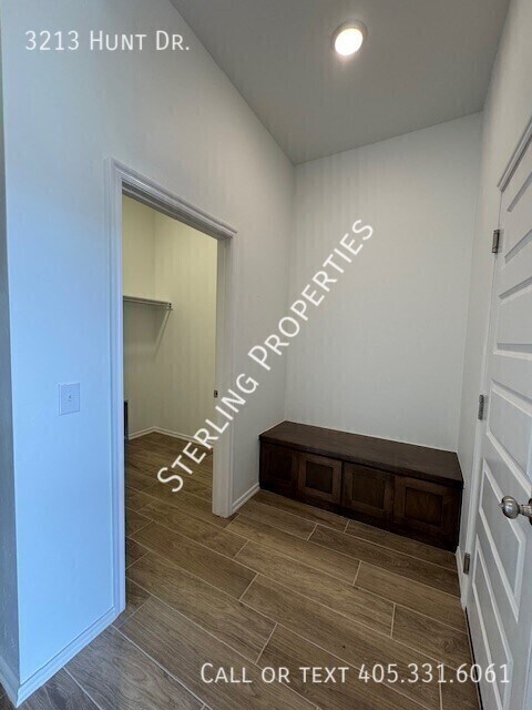 Building Photo - 3213 Hunt Dr