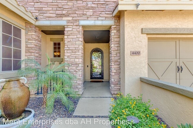 Building Photo - 6 br, 3 bath House - 4400 S WHITE DR