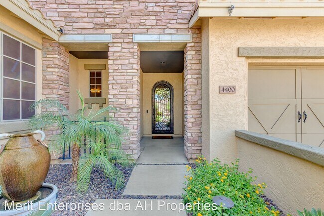 Foto del edificio - 6 br, 3 bath House - 4400 S WHITE DR