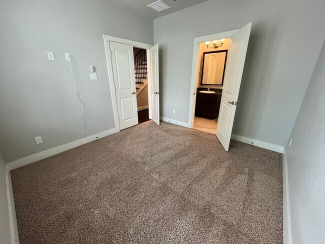 Building Photo - Stunning-3 bedroom, 3.5 bath!! 4TH MONTH H...