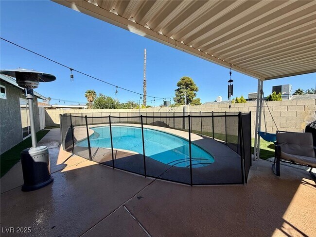 Foto del edificio - 1609 Blue Mountain Dr