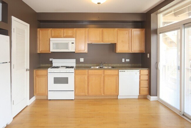 Building Photo - 5208 N Sawyer Ave