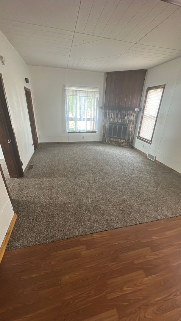 Foto del edificio - 3 Bedrooms, 1 Bathroom & w/upper loft Single Family with Garage - Staples