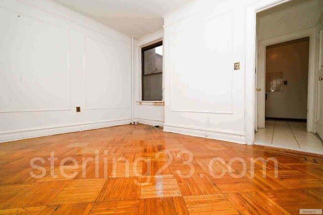 Building Photo - 2559 Steinway St