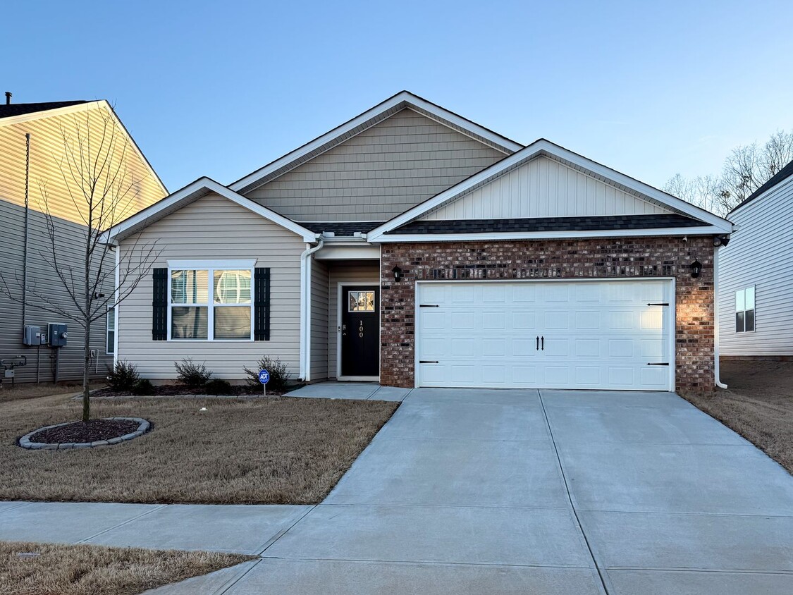 Primary Photo - 4 bedroom HOME, with a garage