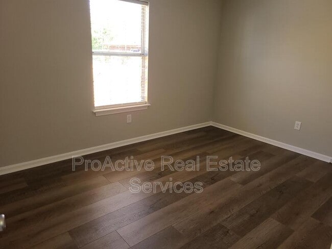 Building Photo - 216 Diamond Ave