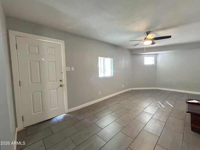 Foto del edificio - 9618 N 5th St