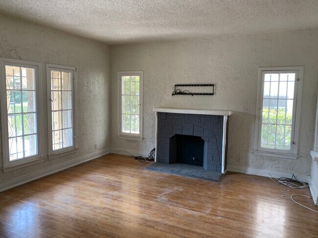 Foto del edificio - 1032 S Cloverdale Ave