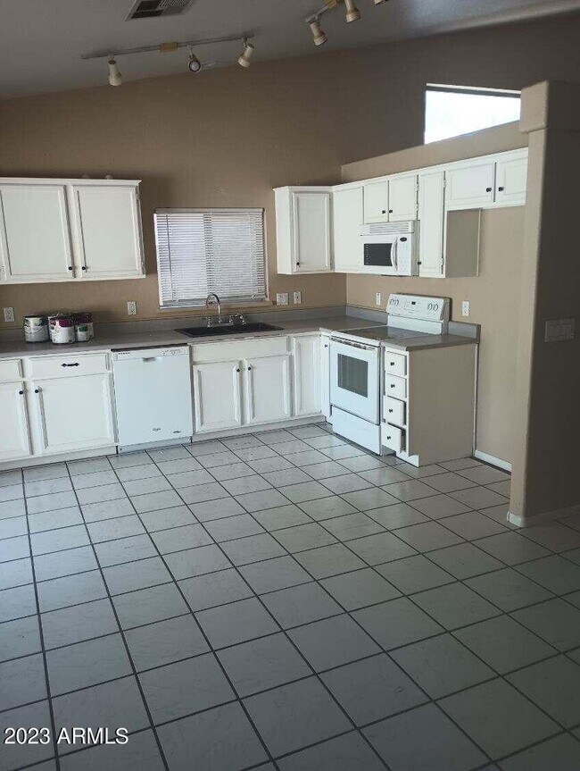 Foto del edificio - 9958 W MacKenzie Dr