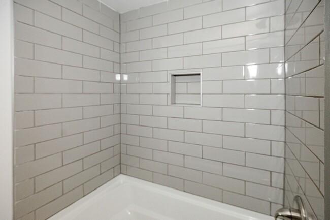 Building Photo - Downstairs One Bedroom Flat with Washer & ...