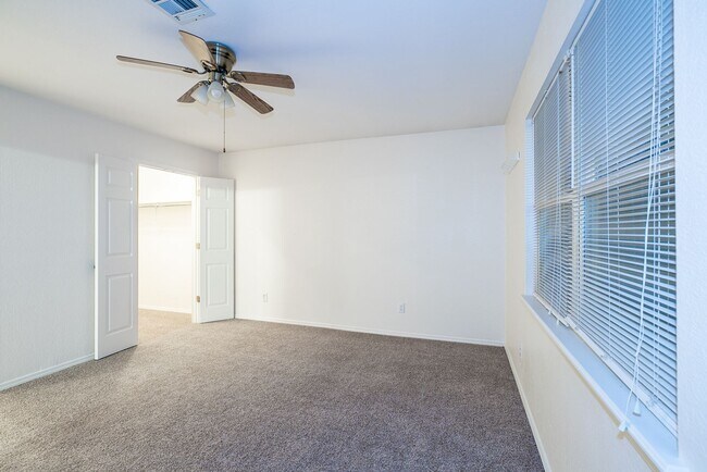 Foto del edificio - COMING SOON!! 4 Bed 2.5 Bath COZY home wit...