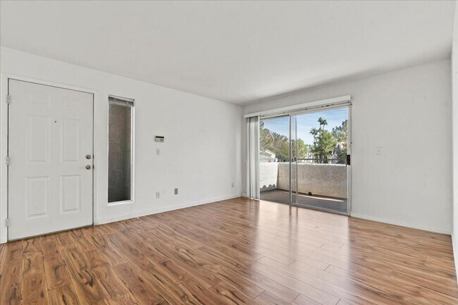 Foto del edificio - Bright, Modern 2 Bedroom Upstairs Condo, Community Pool, Gated, Covered Parking