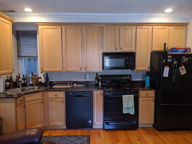Kitchen (new appliances updated) - 2124 N Hudson Ave