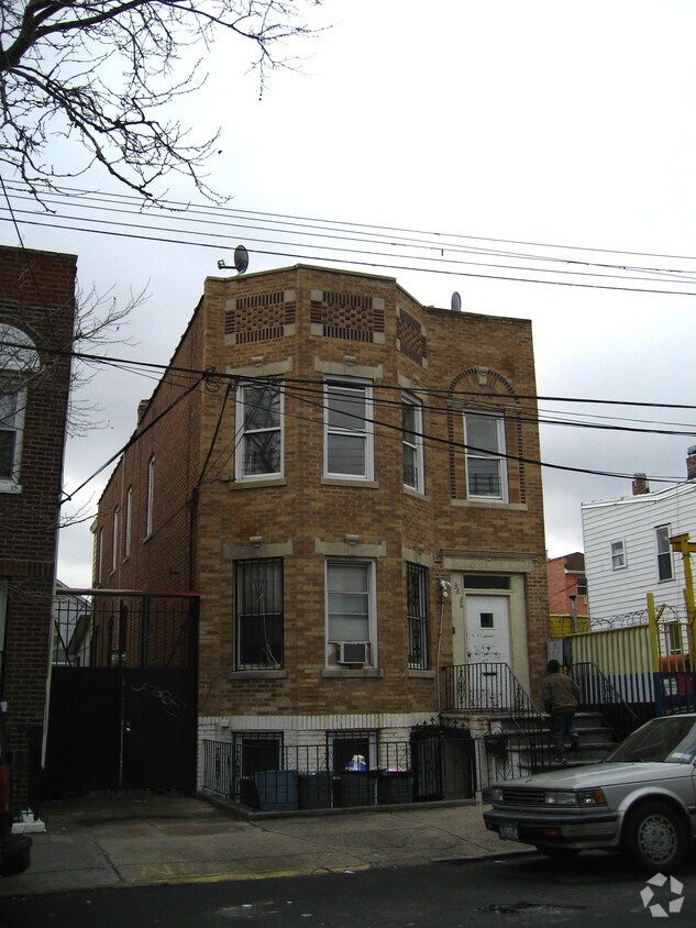 Foto del edificio - 33-26 102nd St