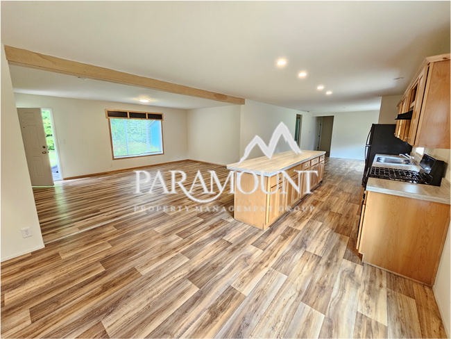 Building Photo - Private Tucked Away4 Bedroom in Port Orchard!