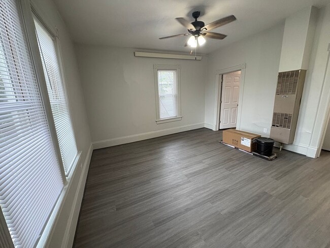Building Photo - 545 Balcom St