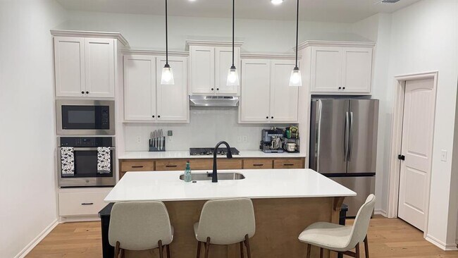 Building Photo - 701 Caladium Dr
