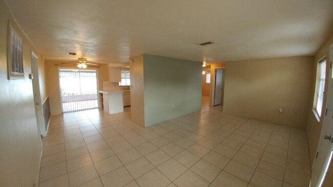 Foto del edificio - JUST REDUCED!!!  Comfortable 2/1.5/1 900 S...