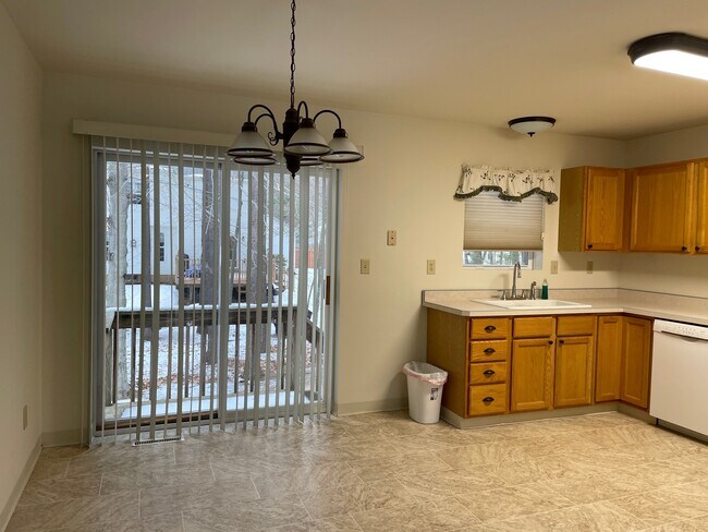 Building Photo - 33 Larkspur Dr