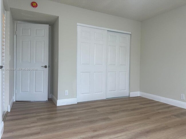 Building Photo - 1463 Lake Crystal Dr