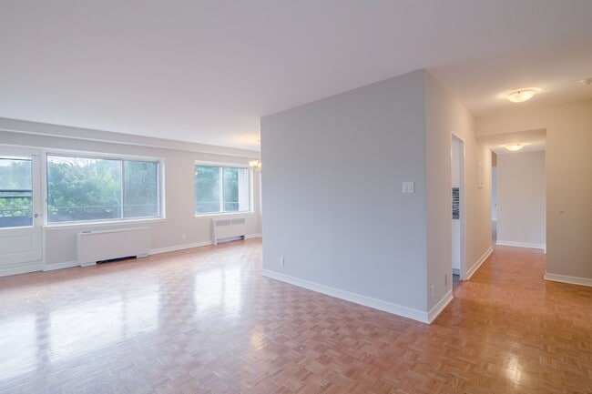 Building Photo - 4555 Av. Bonavista