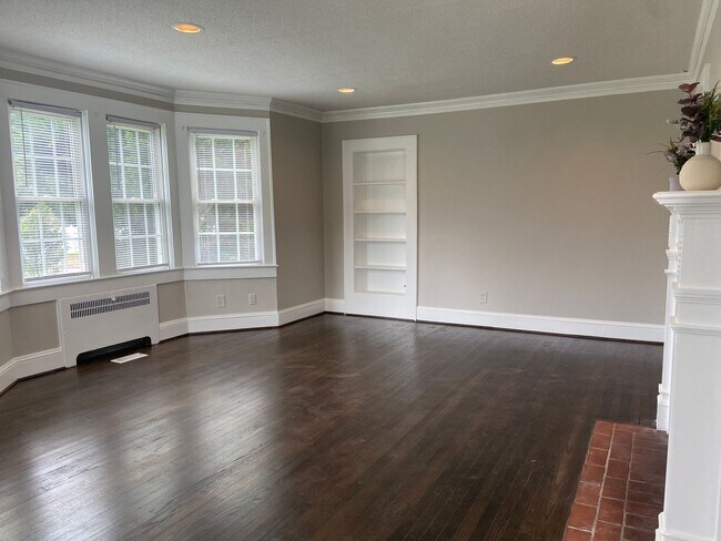 Foto del edificio - 2 Bedroom, 1 Bathroom House in Burlington!