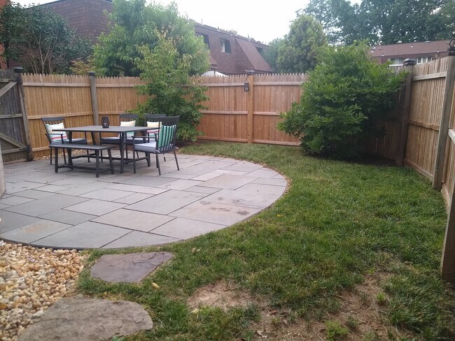 Patio trasero - 242 S Virginia Ave
