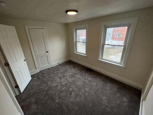 Building Photo - 2 Bedroom Modern Renovation w/ Stainless S...