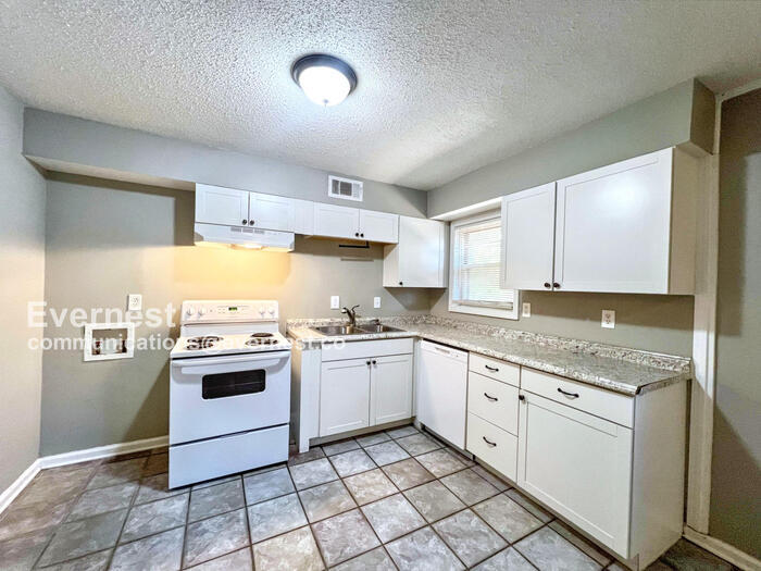 Foto principal - Lovely 4-Bedroom Home with Fenced Yard / P...