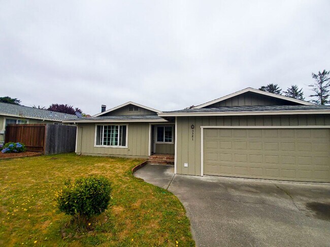 Foto del edificio - Pet-friendly home with a great yard and large deck!