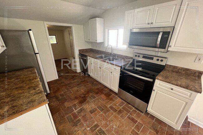 Foto del edificio - Completely Renovated 3 Bedroom 2 Bathroom ...