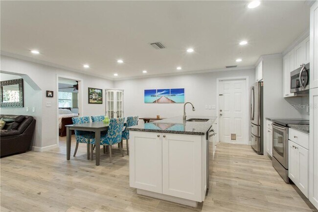 Foto del edificio - 1919 Shore Acres Blvd NE