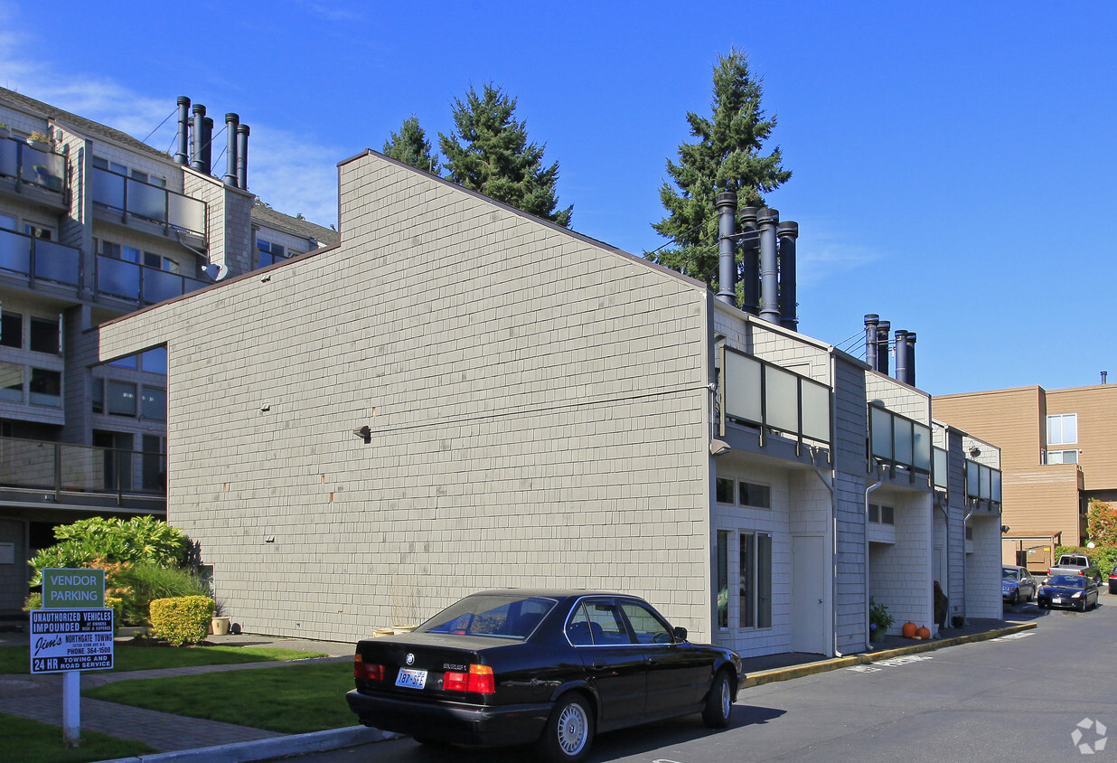 Building Photo - Magnuson Pointe