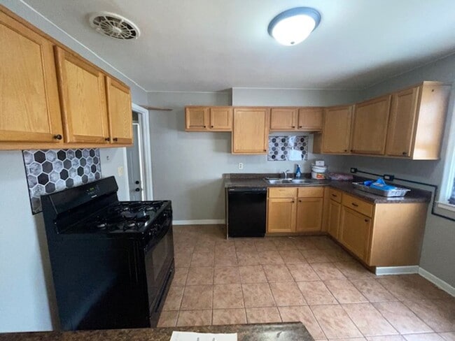 Building Photo - For Rent: Cozy 2 Bedroom, 1 Bath Home with a Beautiful Backyard