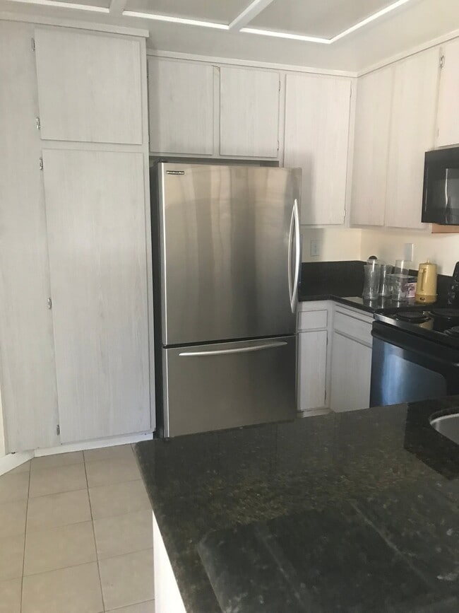 Building Photo - 4500 Villas Dr