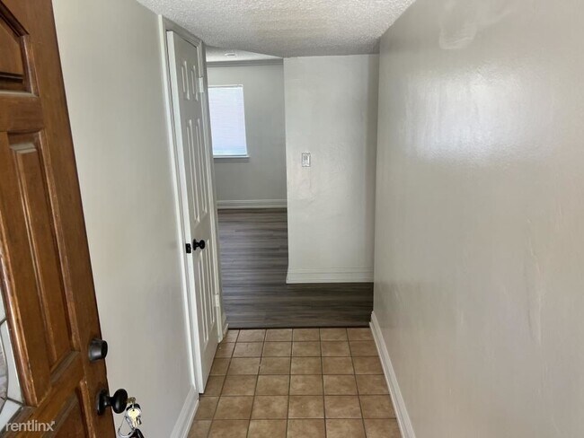 Building Photo - 3 br, 2 bath House - 2105 Vincent Avenue